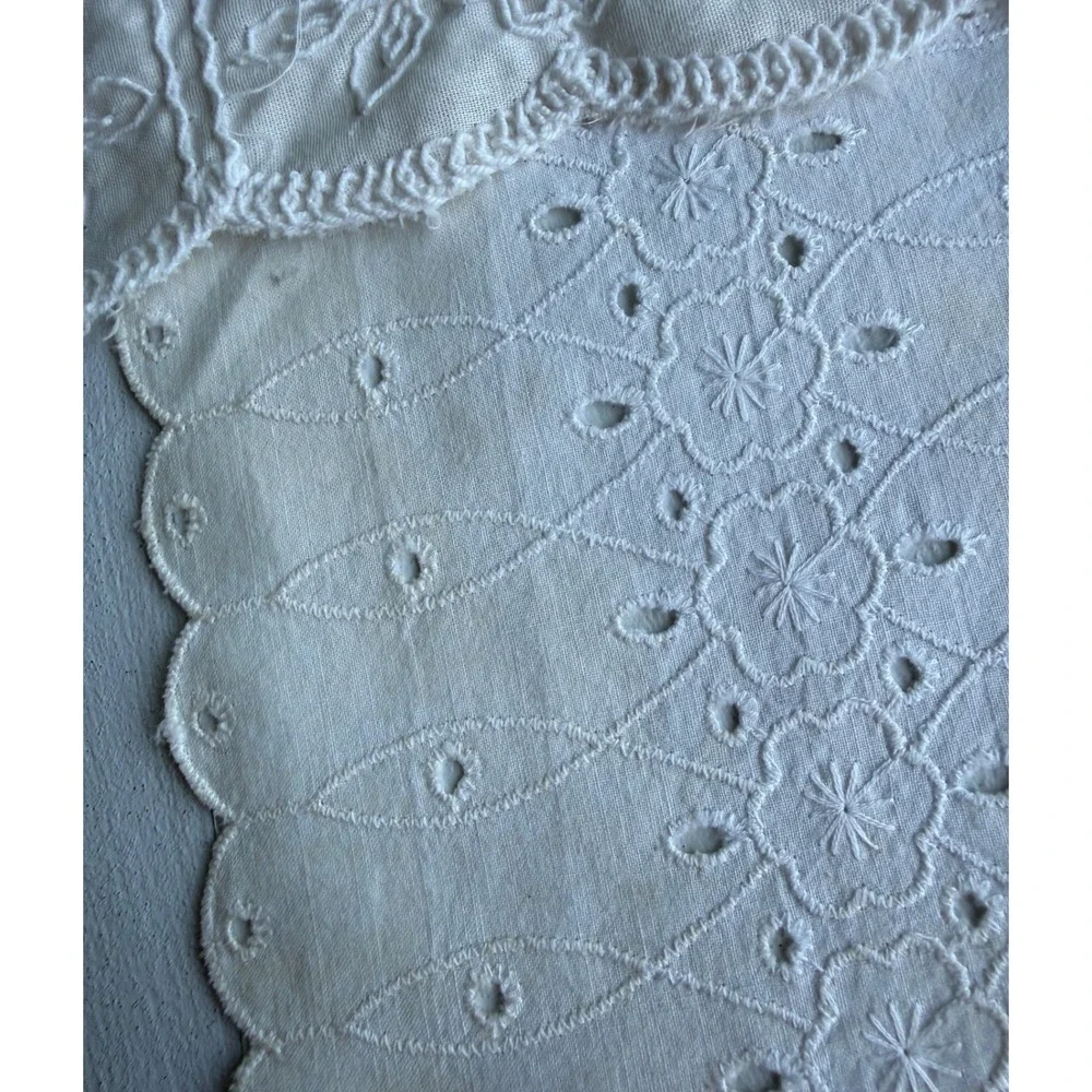 Vintage Off White Embroidered Eyelet Table Runner Set Floral Scalloped Edge 2pc